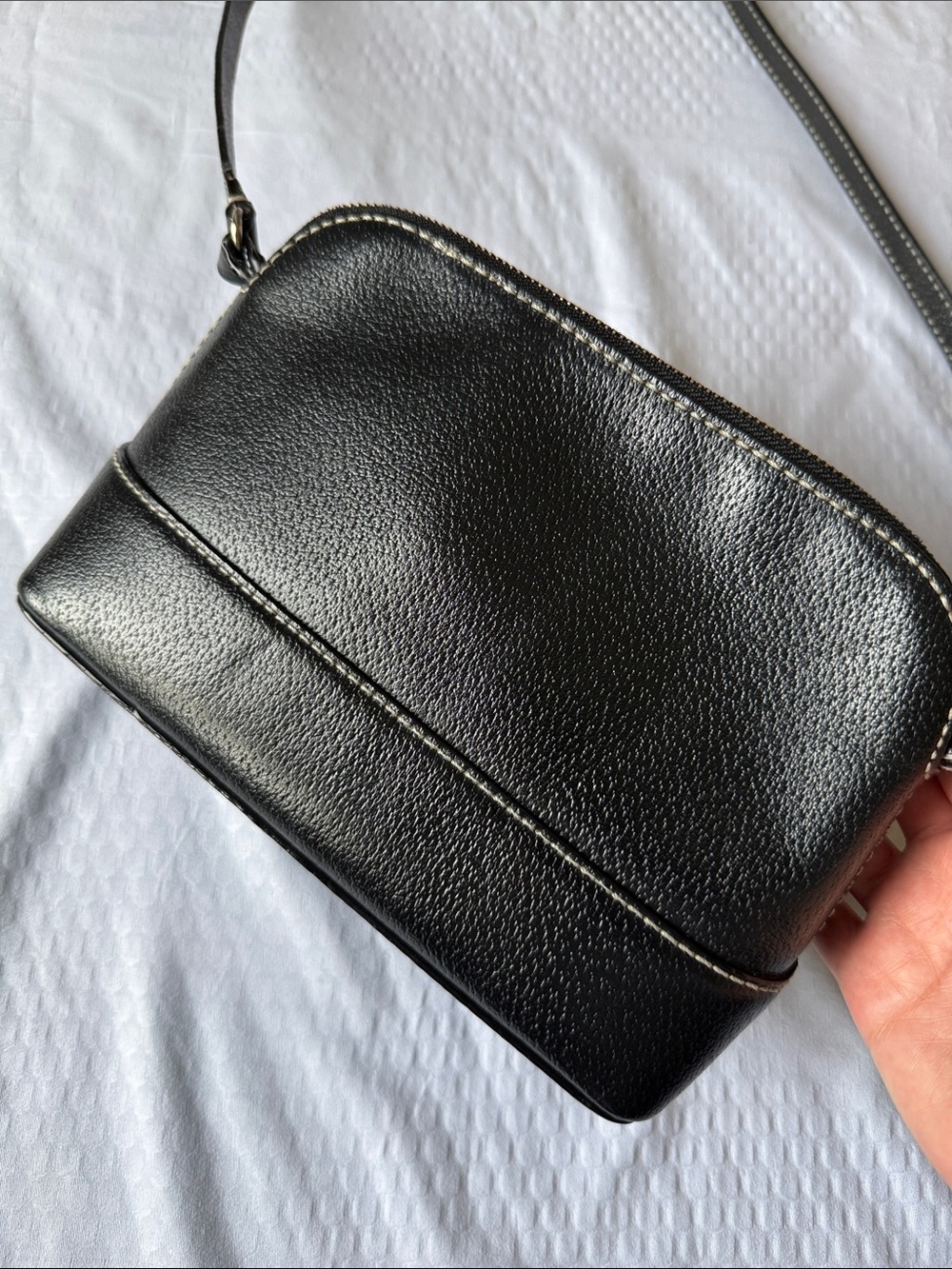 kate spade black leather crossbody with gold-tone logo - Picture 4 of 12
